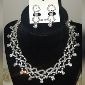 NWOT Gorgeous Bridal Elegant Rhinestone Silver Necklace and Earring Set